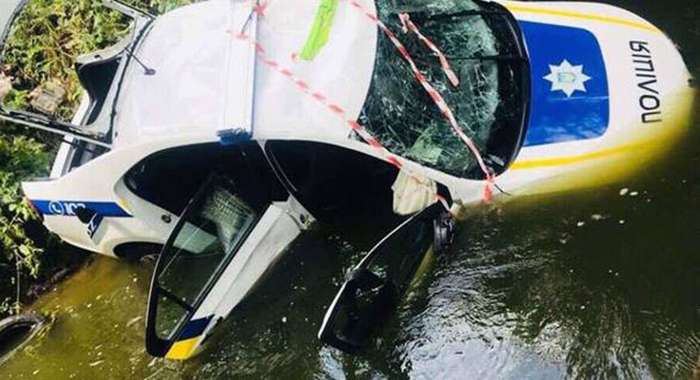 В Киеве авто с полицейскими слетело в реку Нивка