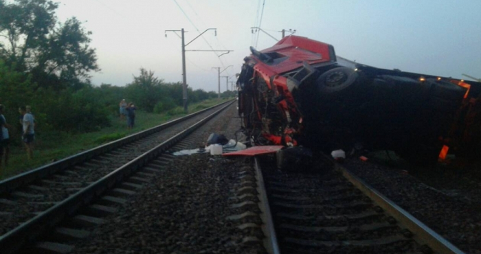 Вблизи Новомосковска грузовик слетел с моста на железную дорогу