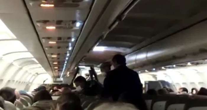 В Іспанії затримали двох британців за відмову вдягнути маску у літаку