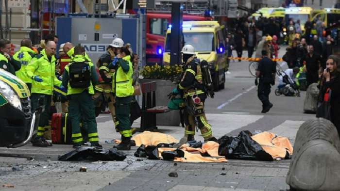 Инцидент с грузовиком и толпой людей в Стокгольме назвали терактом (ВИДЕО)