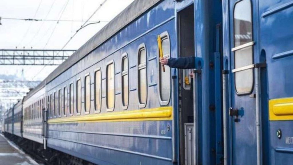 РФ вдарила по підстанціях "Укрзалізниці": затримки та зміни маршрутів поїздів