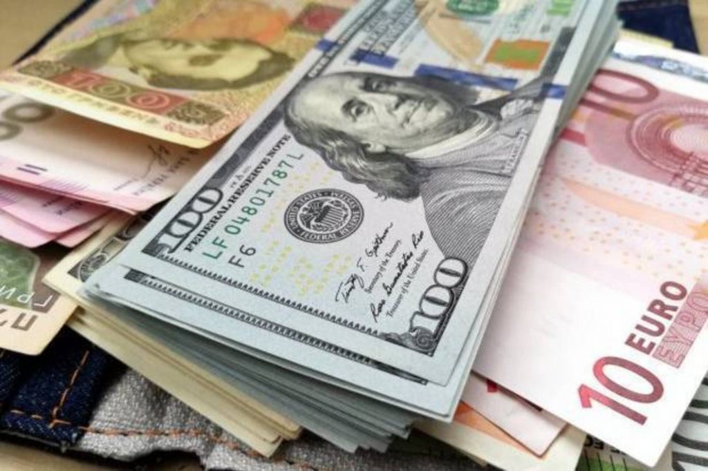 Без різких стрибків: яким буде курс долара та євро наприкінці жовтня Без різких стрибків: яким буде курс долара та євро наприкінці жовтня
