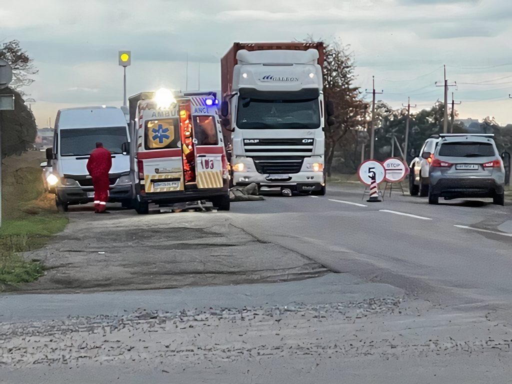 Фура протаранила блокпост під Одесою: двоє військових загинули внаслідок ДТП