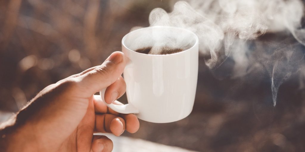 Чому не можна пити каву після застілля і як краще відновити водний баланс організму