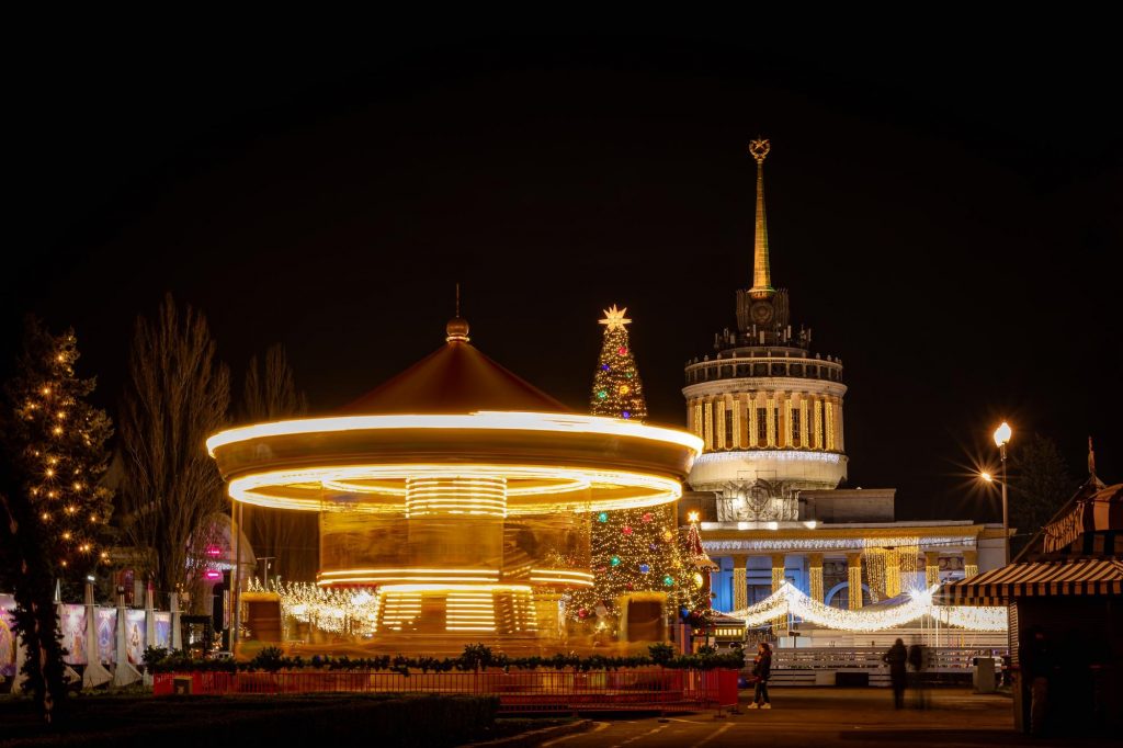 "Зимова країна" на ВДНГ 2025: ковзанка, резиденція Санти та розваги для родини — графік роботи та ціни