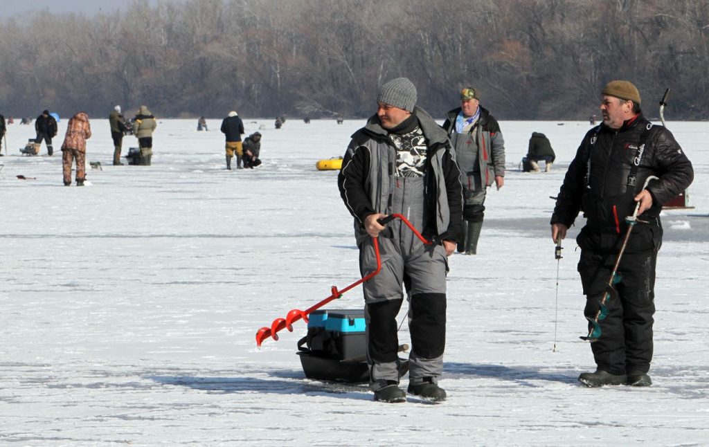 Як безпечно рибалити взимку в Україні: найважливіші поради та засоби самопорятунку