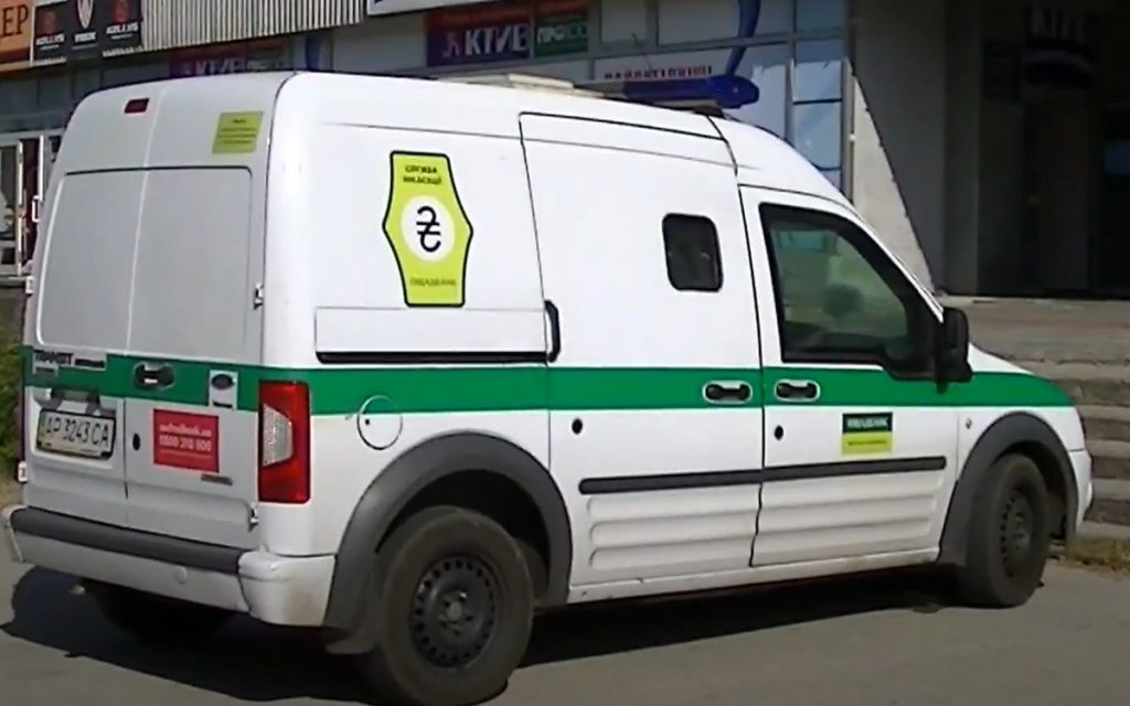 Хто і навіщо міг викрасти інкасаторів Ощадбанку з валютними цінностями та де зараз їх переховують