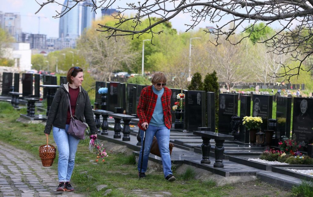 Не несіть це на могилки на Проводи 2026: що церква забороняє приносити на цвинтар