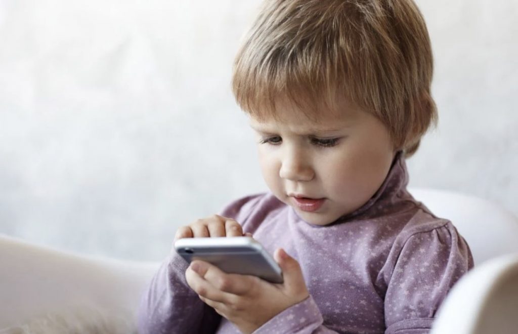 Який бюджетний телефон купити дитині у 2026 році