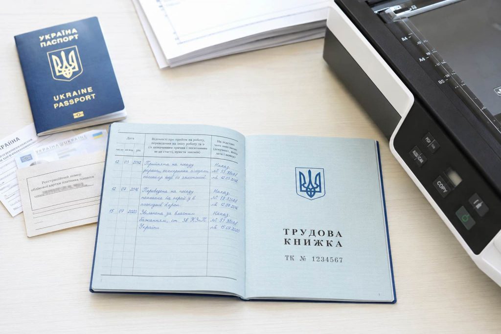 Оцифрування трудових книжок продовжили: що потрібно зробити вже зараз, щоб не втратити стаж