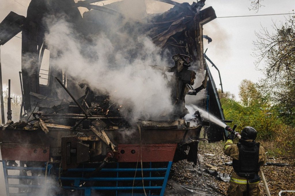 Удар дрона по електричці в Харкові 22 жовтня: що показали фото ДСНС і що відомо про атаку на поїзд Рятувальник ДСНС гасить пожежу в головному вагоні електропоїзда в Харкові після удару дрона 22 жовтня 2026 року