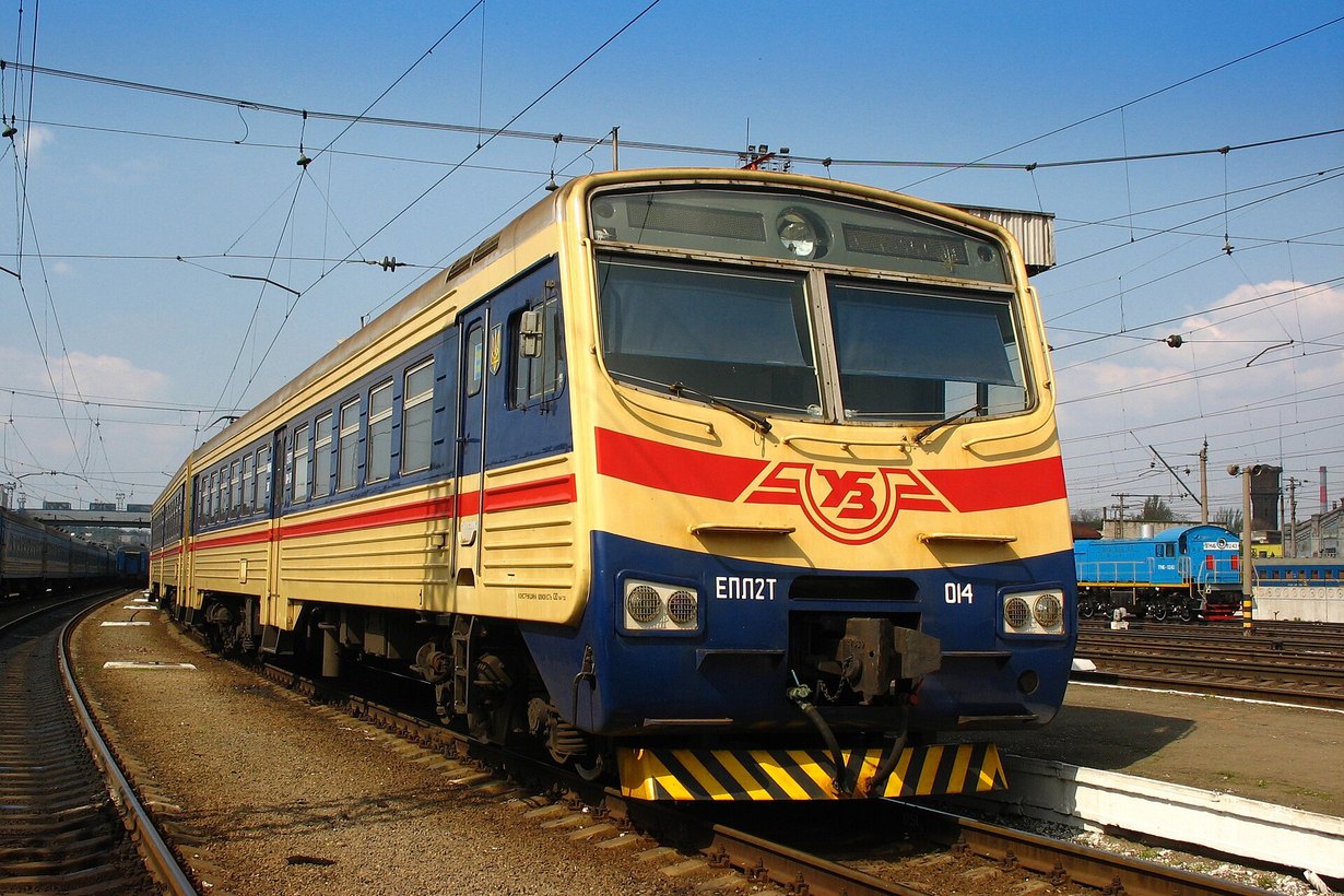 Приміський електропоїзд ЕПЛ2Т Укрзалізниці на станції, архівне фото