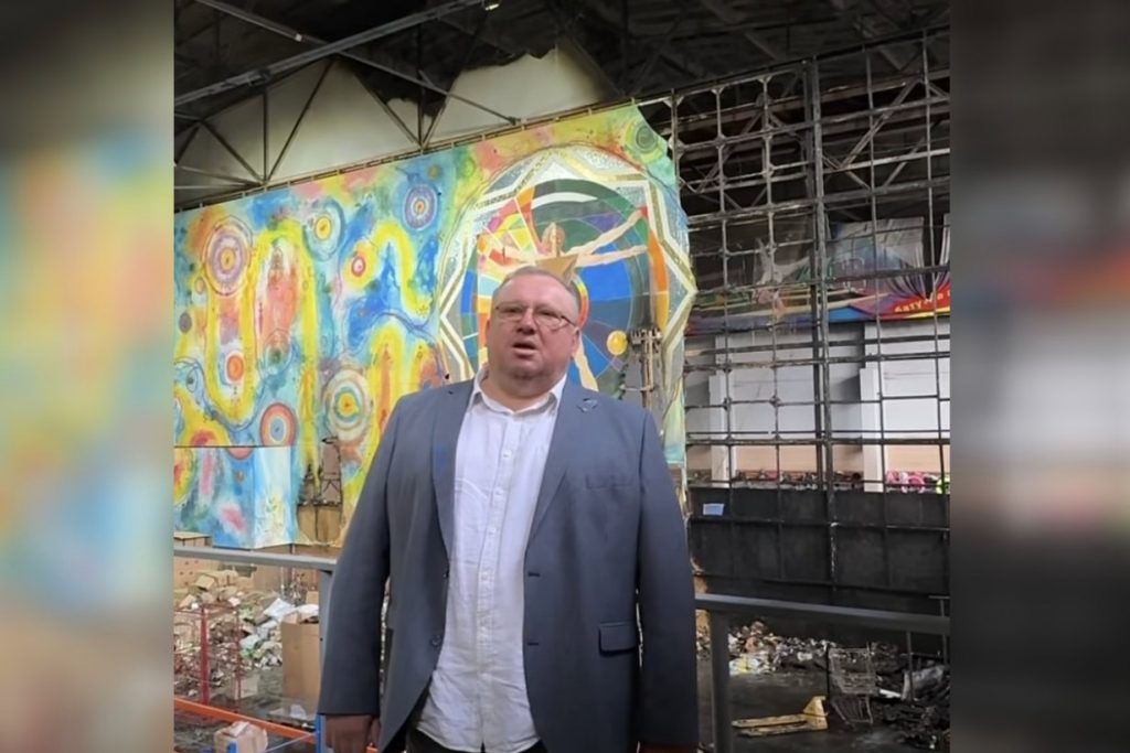 «Космогонія» в Музеї Корсаків у Луцьку після пожежі: уціліле полотно і обгорілий каркас