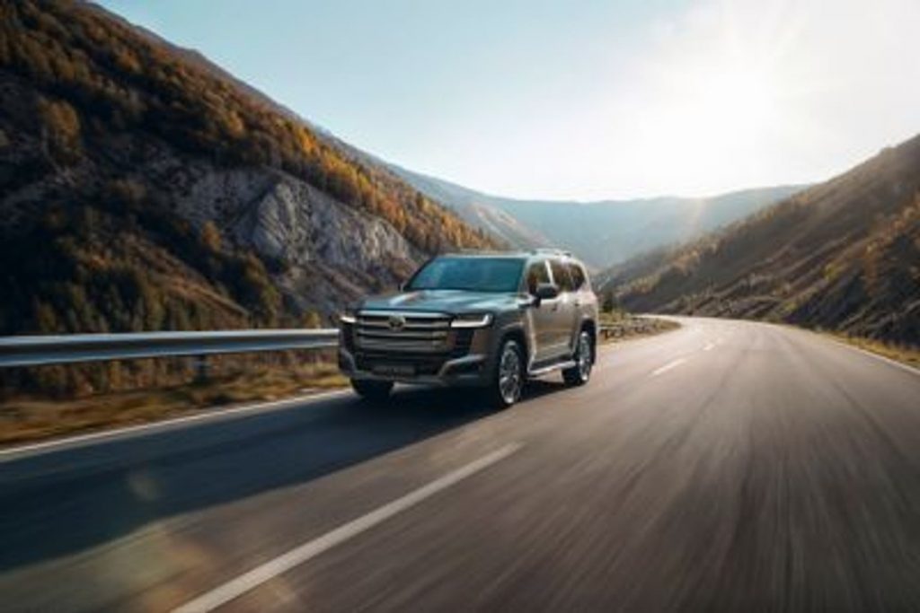 Toyota Land Cruiser 300 Hybrid в Україні: старт продажів 21 жовтня і скільки коштує позашляховик Toyota Land Cruiser 300 на гірській дорозі