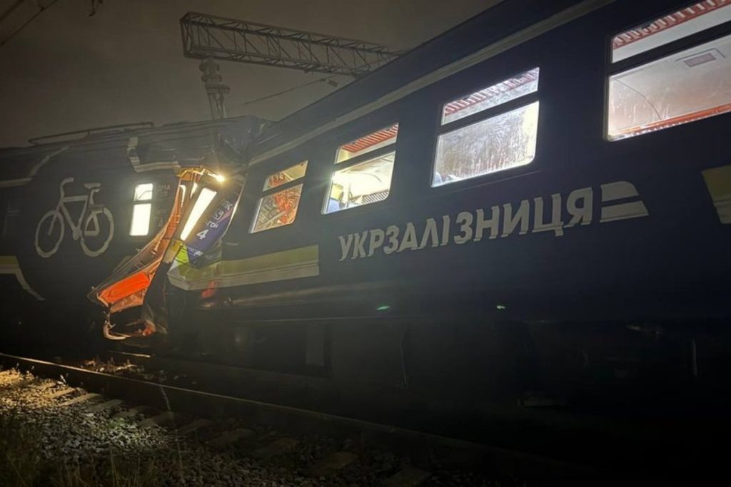 Розбита передня частина дизель-поїзда Львів — Сокаль після зіткнення з електровозом біля станції Підзамче