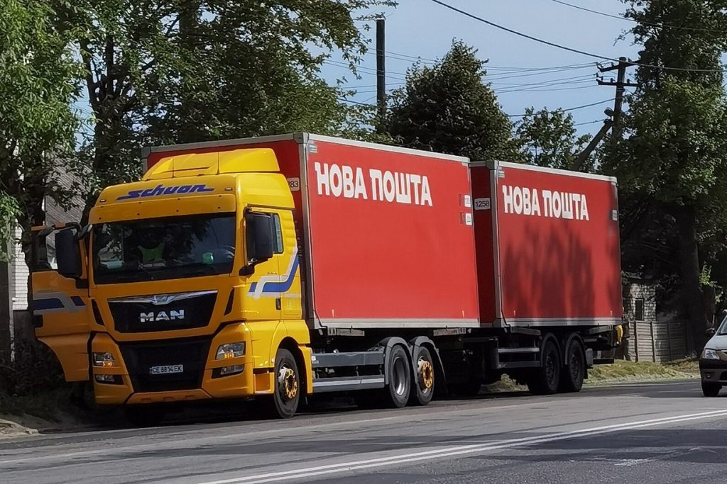 Посилки в ЄС з 1 листопада 2026: збір €2 за товар чи за посилку і кого стосуються нові правила Вантажівка «Нової пошти» на вулиці Дніпра