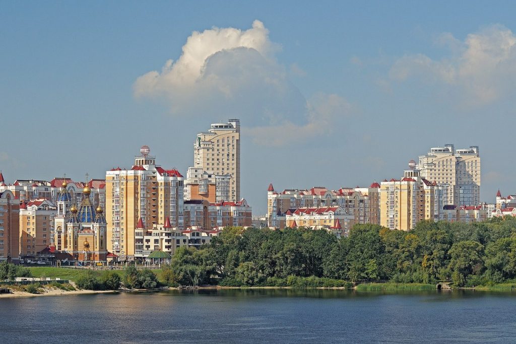 Опалювальний сезон у Києві 2026: коли дадуть тепло в будинки і які райони поки без опалення Житлові багатоповерхівки Києва на Оболоні