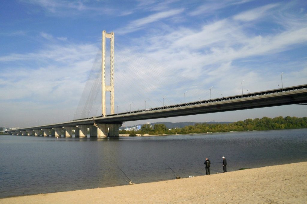 Південний міст у Києві закрили після удару: що показали фото Кличка і як тепер їхати на лівий берег Південний міст у Києві з лівого берега Дніпра, архівне фото