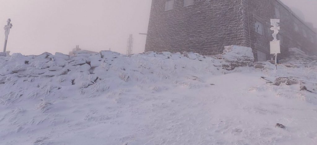 −5 °C і сніг на Піп Івані: що показали фото рятувальників і чому ДСНС радить відкласти похід у Карпати Засніжена вершина Піп Іван із будівлею обсерваторії вранці 16 жовтня 2026 року