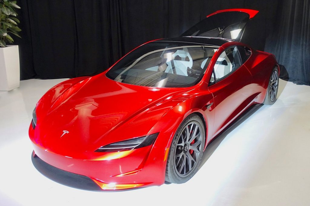 Скільки коштує новий Tesla Roadster: бронь за 50 000 доларів, три версії і коли почнуться продажі Червоний прототип Tesla Roadster другого покоління на виставковому стенді