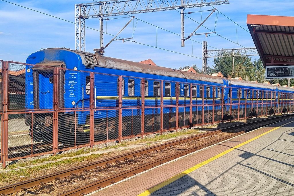3 нові поїзди до Польщі і Інтерсіті до Трускавця: розклад Київ — Холм, Київ — Перемишль, Дніпро — Перемишль і фото Сині вагони Укрзалізниці на станції Перемишль-Головний