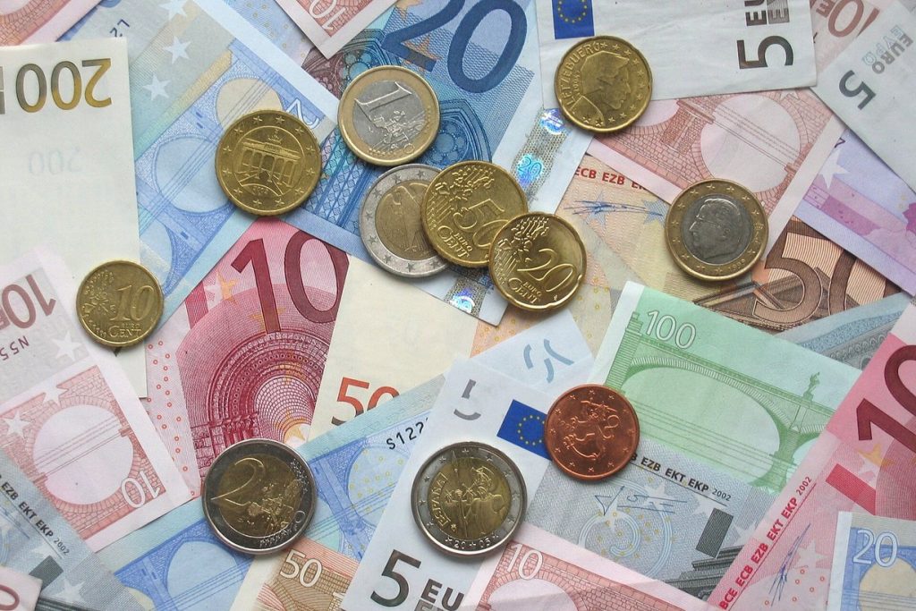 Скільки готівки можна вивезти за кордон у 2026 році: правила для суми понад 10 000 євро Євро: монети й банкноти