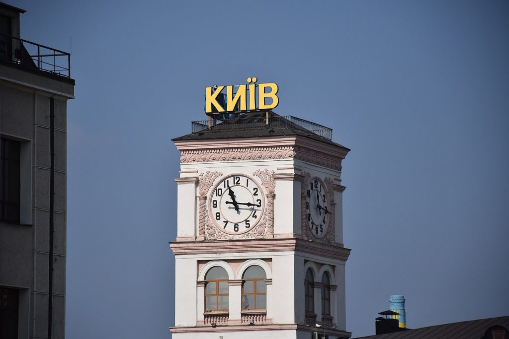 Перехід на зимовий час 2026: коли переводять годинники в Україні і куди крутити стрілки Годинник на вежі приміського вокзалу в Києві